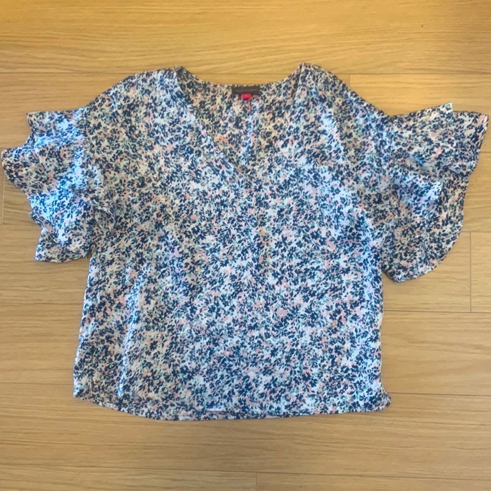 LIKE NEW! Vince Camuto Extended Shoulder top - Tiered flutter sleeves, Sz SM